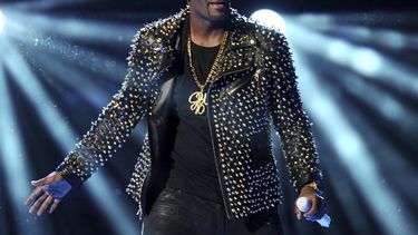 R. Kelly canta en la ceremonia de los Premios BET el 30 de junio de 2013 en el Teatro Nokia en Los Angeles. 