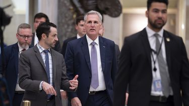 Kevin McCarthy en su polémica salida de la Cámara de Representantes, donde fue destituido