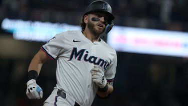 El antesalista Connor Norby, de los Marlins de Miami, corre las bases después de conectar un jonrón, el 4 de julio de 2025.