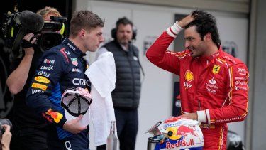 El piloto de Red Bull Max Verstappen, izquierda, el piloto de Ferrari Carlos Sainz de España, derecha, hablan después del GP de Japón&nbsp;