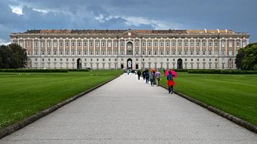 Esta foto tomada el 12 de mayo de 2023 muestra el Palacio Real de Caserta, la residencia de la dinastía Borbón cerca de Nápoles, Italia, con su parque adyacente, el día en que recibió su tercera estrella de la Guía Verde Michelin, el premio más alto otorgado a un sitio turístico.