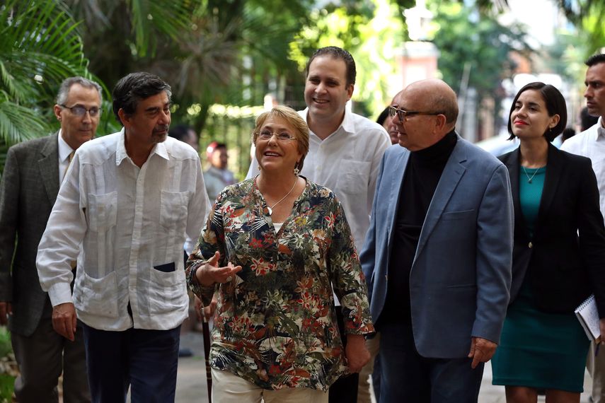 La presidenta de Chile, Michelle&nbsp;Bachelet llega a la Unión Nacional de Escritores y Artistas de Cuba (UNEAC) acompañada de su presidente, el escritor cubano Miguel Barnet