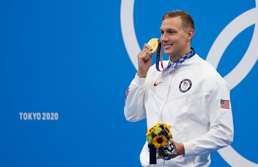El medallista de oro estadounidense Caeleb Dressel posa con su medalla después de la final del evento masculino de natación estilo libre de 50 metros durante los Juegos Olímpicos de Tokio 2020
