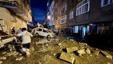Autos arrastrados por el agua en una calle cubierta de escombros debido a las inundaciones registradas tras las fuertes precipitaciones en Estambul, Turquía, el 6 de septiembre de 2023.&nbsp;