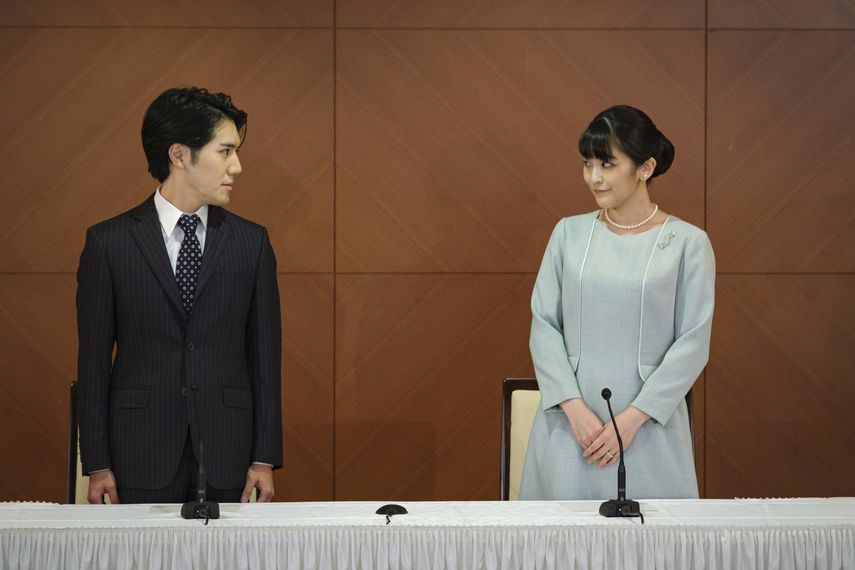 La exprincesa japonesa Mako, hija mayor del príncipe heredero Akishino y la princesa heredera Kiko, y su esposo, Kei Komuro, se miran durante una conferencia de prensa para anunciar su matrimonio en un hotel de Tokio, Japón, el martes 26 de octubre de 2021.