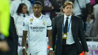 El jugador del Real Madrid David Alaba abandona el terreno de juego tras ser sustituido durante el partido de ida de 16vos de final de la Champions League que enfrentó a su equipo con el Liverpool, en el estadio de Anfield, en Liverpool, Inglaterra, el 21 de febrero de 2023. El austriaco es criticado en redes sociales por votar a favor de Lionel Messi para el premio The Best