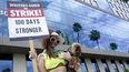 Phoebe Price lleva a su perro Arnold junto con un cartel en una protesta frente a los estudios de Netflix el miércoles 9 de agosto de 2023 en Los Ángeles. La huelga de guionistas de Hollywood alcanzó la marca de los 100 días, las industrias del cine y la televisión de Estados Unidos siguen paralizadas por huelgas de guionistas y actores.