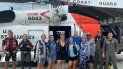 La Guardia Costera rescató a siete personas de una embarcación impactada por un rayo, el sábado, en la costa de Clearwater, Florida. Los rescatados sonríen. 