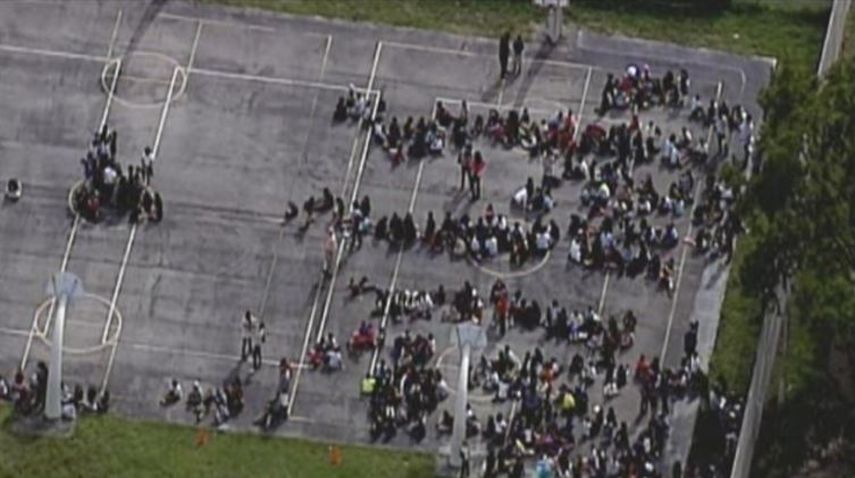 El canal de noticias Sky 10 capotó el momento en que evacuaron a los niños de la escuela (LOCAL10)