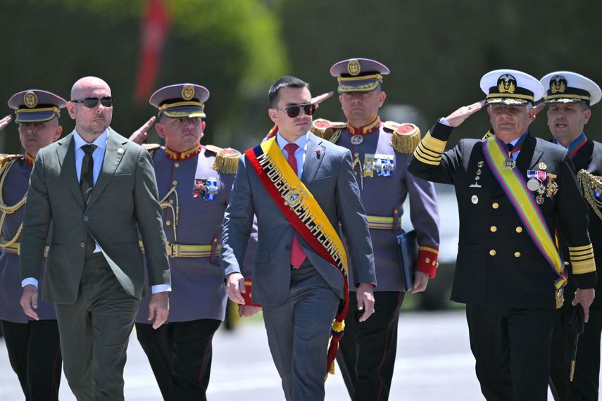 Asiste el presidente ecuatoriano, Daniel Noboa (centro), acompañado por el ministro de Defensa, Gian Carlo Loffredo (2.o), el jefe del Comando Conjunto de las Fuerzas Armadas, Jaime Vela (2.o), y otros miembros del alto mando militar. una ceremonia militar para conmemorar el 215 aniversario del Primer Grito de Independencia en el Liceo Militar Eloy Alfaro de Quito el 8 de agosto de 2024.&nbsp;