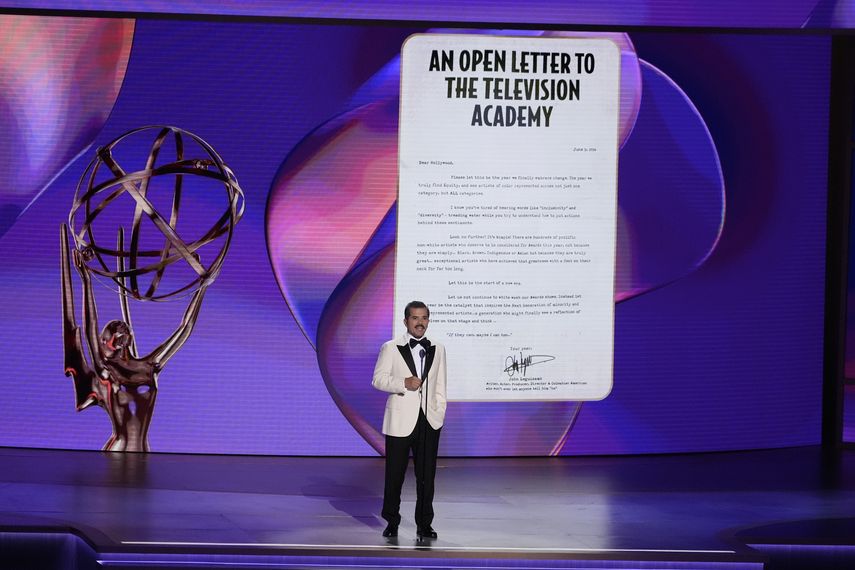 John Leguizamo habla durante la 76 edición de los premios Emmy el domingo 15 de septiembre de 2024 en el Peacock Theatre de Los Ángeles.
