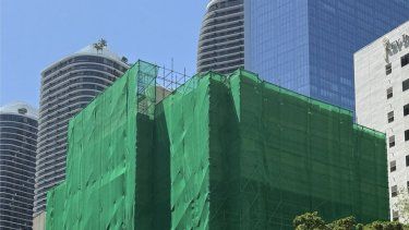 El edificio en 888 Brickell Ave, antigua sede de Diario Las Américas, en el proceso inicial de demolición, en una foto compartida en Instagram por Miami Condo Investments. 