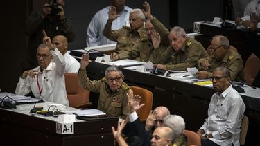 El primer secretario del Partido Comunista y Raúl Castro, centro izquierda, levanta la mano para aprobar la agenda antes de una sesión de la Asamblea Nacional del Poder Popular en La Habana, Cuba, el viernes 20 de diciembre de 2019.&nbsp;