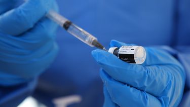 Un trabajador de salud extrae una dosis de la vacuna contra COVID-19 en la base militar de Querétaro, México, el jueves 24 de diciembre de 2020. Los primeros lotes de vacunas producidas por Pfizer y su socio alemán, BioNTech llegaron a México el día anterior.&nbsp;