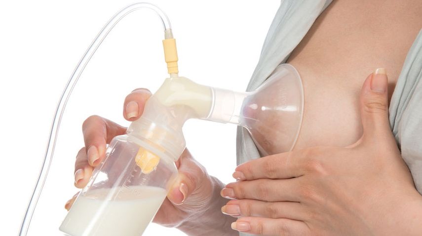 Los médicos, los reguladores y otros se preguntan: ¿los bebés enfermos y prematuros deben tener acceso a esta leche antes que los sanos?&nbsp;