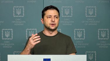 En esta foto del 27 de febrero de 2022, tomada de un video proporcionado por la Oficina de Prensa Presidencial de Ucrania, el presidente ucraniano Volodímir Zelenski habla a la nación en Kiev, Ucrania.&nbsp;