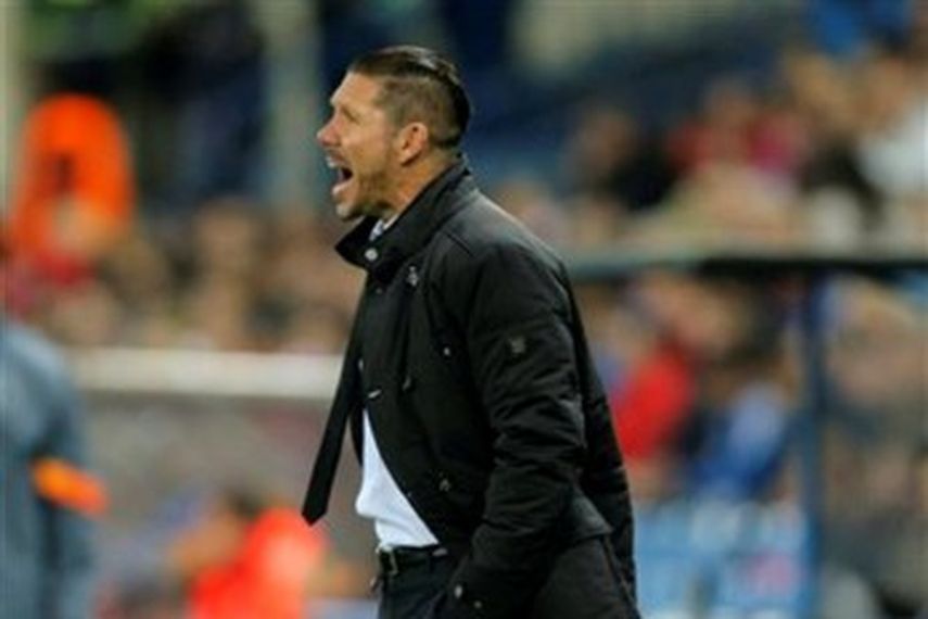 Simeone destacó la versatilidad de su rival de mañana, en un choque que se robará la atención de la afición. (AP)