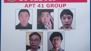 Un cartel con las fotograf&iacute;as y nombres de cinco hombres chinos buscados por el FBI, mostrado durante una conferencia de prensa del subsecretario de Justicia de Estados Unidos Jeffery Rosen el mi&eacute;rcoles 16 de septiembre. &nbsp;
