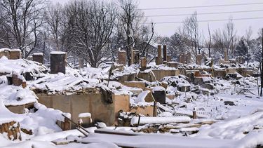 La nieve cubre los restos de viviendas destruidas por un incendio forestal en Mulberry Street, el sábado 1 de enero de 2022, en Louisville, Colorado.&nbsp;
