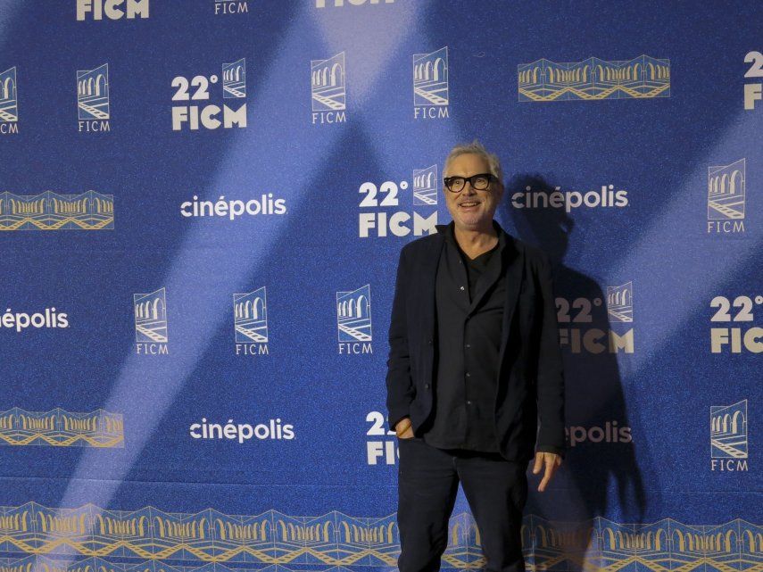 El director Alfonso Cuaron llega a la alfombra roja para una proyección especial de la serie Disclaimer en el Festival Internacional de Cine de Morelia,