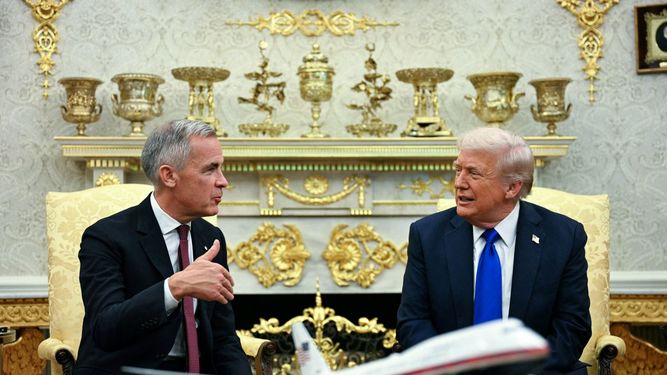 El presidente de Estados Unidos Donald J. Trump dialoga con el primer ministro de Canadá Mark Carney.