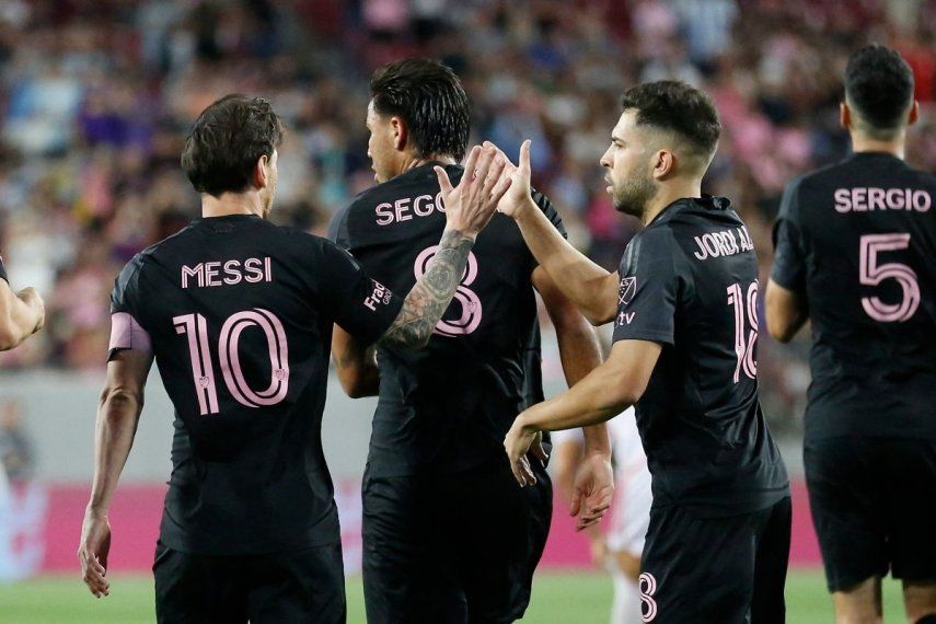 El delantero número 10 del Inter de Miami, Lionel Messi, celebra con sus compañeros de equipo después de anotar un gol durante un partido amistoso de pretemporada entre Orlando City SC e Inter Miami CF en el Estadio Raymond James en Tampa, Florida, el 14 de febrero de 2025.&nbsp;