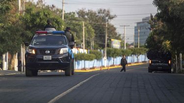 Miembros de la Policía antidisturbios del régimen de Daniel Ortega en Nicaragua patrullan Managua, la capital.