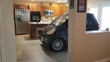 En esta foto del 3 de septiembre del 2019 proveída por Jessica Eldridge se ve el auto de su esposo estacionado en la cocina de su casa en Jacksonville, Florida, para protegerlo del huracán Dorian.&nbsp;