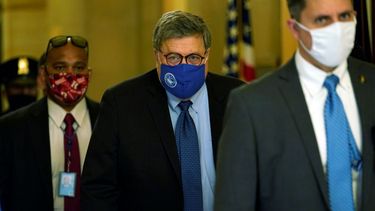 El secretario de Justicia William Barr sale de la oficina del senador Mitch McConnell, en el Capitolio de Washington, el lunes 9 de noviembre de 2020.