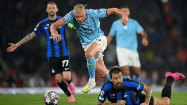 Erling Haaland, del Manchester City, deja atrás a Francesco Acerbi, del Inter de Milán, durante la final de la Liga de Campeones, el sábado 10 de junio de 2023, en Estambul.