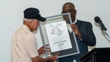 El premio por la libertad Pedro Luis Boitel 2024 fue recibido en nombre de Ernesto Borges por el activista Orlando Figueroa “Maqueca”