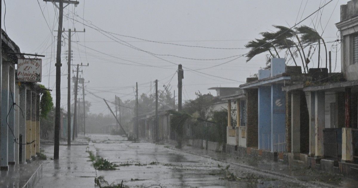 Niño pierde la vida tras caer en una alcantarilla inundada en La Habana