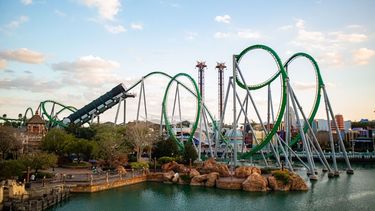 The Incredible Hulk Coaster se impone en la entrada de Islands of Adventure.&nbsp;