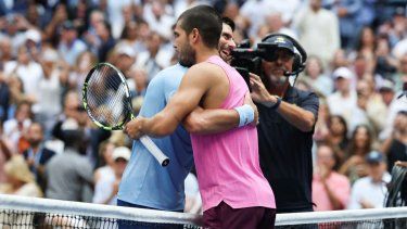 El español Carlos Alcaraz y el serbio Novak Djokovic (izq.) se abrazan en la red tras la victoria de Alcaraz en su partido de semifinales individuales masculino de tenis en el día trece del torneo de tenis US Open en el Centro Nacional de Tenis Billie Jean King de la USTA en la ciudad de Nueva York, el 5 de septiembre de 2025.