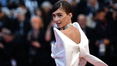 La actriz española Paz Vega posa en la alfombra del Festival de Cine de Cannes 2024.