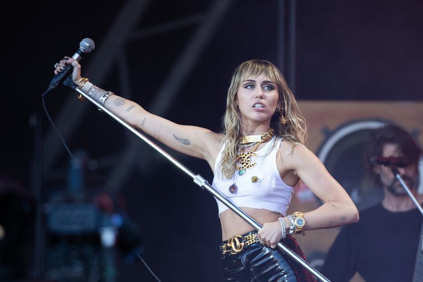 En esta imagen del 30 de junio de 2019, Miley Cyrus act&uacute;a en el Festival Glastonbury.