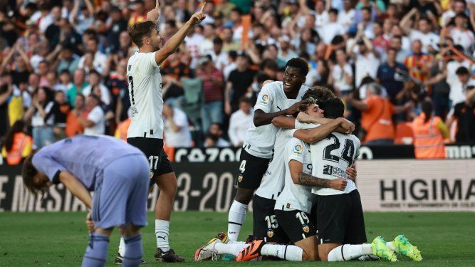 Los jugadores del Valencia celebran el gol anotado ante el Real Madrid