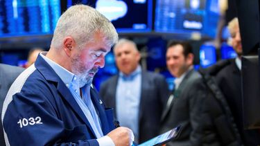 Un agente de la bolsa de Nueva York revisa los índices del día.