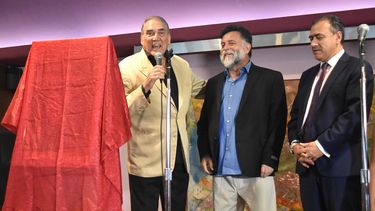 Mario Ernesto Sánchez, director del Festival de Teatro Hispano;&nbsp;Manuel Tricallotis, autor del póster del festival y el&nbsp;cónsul de Chile en Miami, Hernán Nuñez, a punto de develar el afiche.&nbsp;