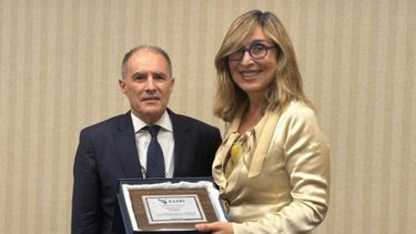 El presidente de La Viga, Diego de la Torre, representante de los empresarios de Perú, recibió el reconocimiento de manos de Núria Vilanova, presidenta de CEAPI