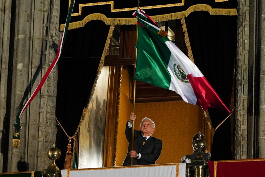 El presidente de México, Andrés Manuel López Obrador, ondea la bandera nacional tras el llamado 
