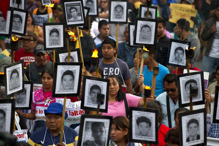 &nbsp;En esta foto del 26 de abril de 2016, familiares y activistas de 43 estudiantes normalistas desaparecidos en el estado de Guerrero portan sus retratos para exigir que no se cierre el caso en Ciudad de M&eacute;xico. El fiscal general Alejandro Gertz Manero dijo el martes 30 de junio de 2020 que ha pedido 46 &oacute;rdenes de arresto para funcionarios municipales en relaci&oacute;n con el caso.