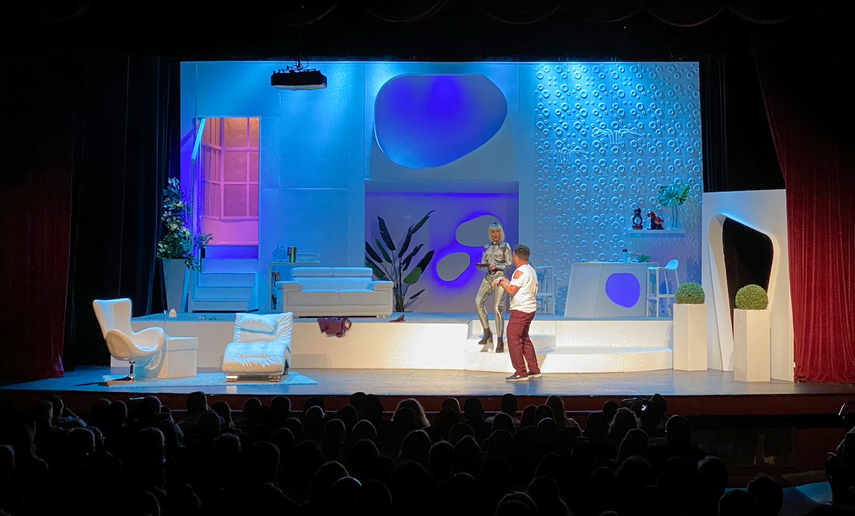 El diseño escenográfico y de luces que hizo Díktuon para la obra teatral Mi Robot Sexual.&nbsp;