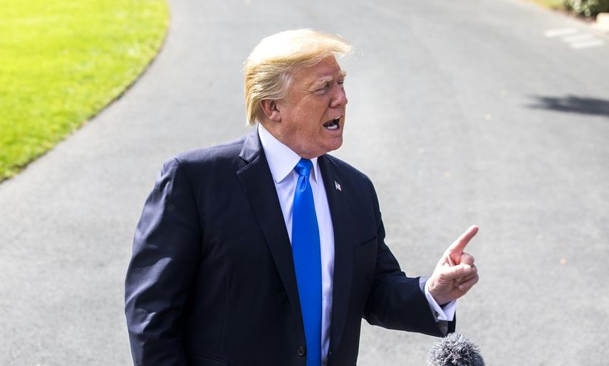 El presidente Donald Trump habla este 25 de octubre de 2017 con los medios de comunicación en las inmadiaciones de la Casa Blanca, sobre sus disputas con los senadores republicanos&nbsp;Bob&nbsp;Corker&nbsp;y Jeff Flake.&nbsp;