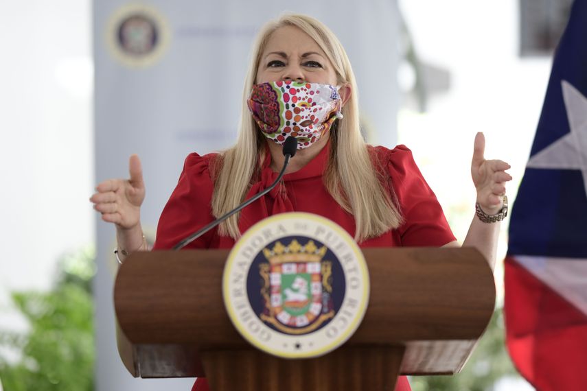 La gobernadora Wanda Vázquez usa una mascarilla durante una conferencia de prensa el jueves 16 de abril de 2020, en San Juan, Puerto Rico.
