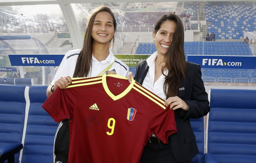 Deyna castellanos junto a Lorena Soto, máxima representante del fútbol femenino en CONMEBOL.