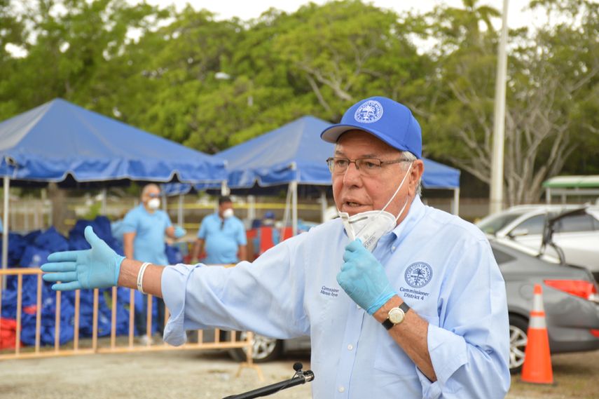 Manolo Reyes aun&oacute; esfuerzos entre varios voluntarios para repartir alimentos a necesitados.