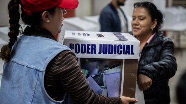 Miembros del Instituto Nacional Electoral portan una urna con votos tras el cierre de las casillas en la Ciudad de México el 1 de junio de 2025 para elegir miembros del poder Judicial, en &nbsp;unas elecciones sin precedentes que permitieron a los votantes elegir a sus jueces y donde los cárteles de la droga y otros grupos de interés buscan constantemente alterar el curso de la justicia.&nbsp;