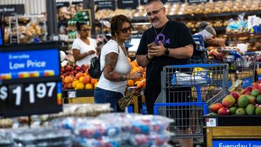 Consumidores en un Walmart de Nueva Jersey.