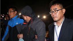 Uno de los tripulantes del transbordador sale de la corte tras haber sido arrestado por el fatal accidente ocurrido en las costas de Corea del Sur. (AP Photo/Yonhap)